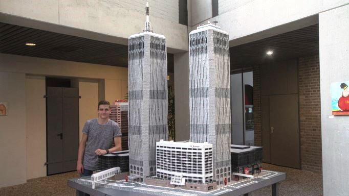 Bestand:Daan van der Steijn met zijn maquette van het World Trade Center in New York (LR) .jpeg