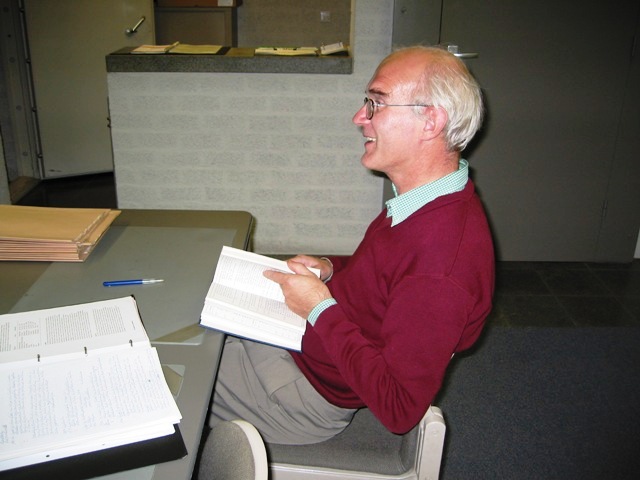 Bestand:Wiro van Heugten in het archief van Deurne in 2002.JPG