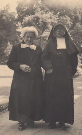 Bestand:Jonkers-Dielissen Antonia en dochter zuster Daniëlla LR.jpg
