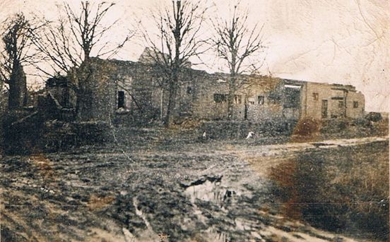 Bestand:Verwoeste boerderij L.120 (Leijsingweg 4) direct na de oorlog.jpg