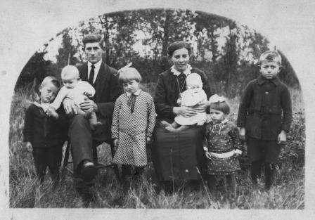 Bestand:Theodorus van Lierop (1891-1961) met gezin.jpg
