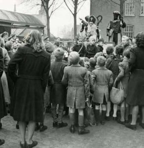 December 1944, op de speelplaats van de jongensschool aan de Visser