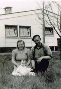 Het gezin Muijzers voor hun noodwoning aan de Blokweg 4 (L.174a) in de jaren vijftig. foto collectie LHE – Lien Janssen-Beks