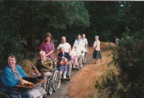 Wandeling in de Bikkels met gehandicapten van De Zonnebloem.