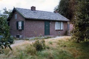 Nog een Wehrmachtshuisje op onbekende locatie dat later als woning in gebruik werd genomen. foto collectie Jan Koppens