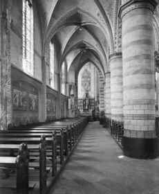 Interieur met gevel van de noord zijbeuk naar het oosten van Sint-Willibrorduskerk van de oude parochie in Deurne voor de restauratie van 1961 tot 1964