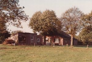 Links van hoeve De Kleine Bottel diende rond 1947 het kippenhok als noodwoning voor Tien en Drieka de Bruijn-Tijssen. foto collectie mevr. F. van de Kant