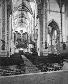 Interieur middenschip naar het westen van Sint-Willibrorduskerk van de oude parochie in Deurne voor de restauratie van 1961 tot 1964