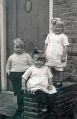 Hun drie oudste kinderen op het stoepje aan de Berkenstraat 34, vlnr. Frans, Jaan en Rika.