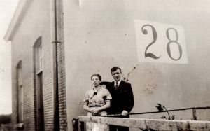 Wachtpost 28 aan de Biesdeel met Jan en Hanneke Koolen-Weerts. foto collectie Sjoerd van Erp