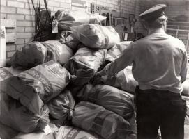 De politie vangt in 1978 1400 kilo hash in Helenaveen. foto Pierre van de Meulenhof