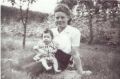 Nolda met het oudste kind van haar zus, Maria Josephina Lenssen (1941-1942). Beiden zouden anderhalf jaar na het maken van de foto niet meer in leven zijn.
