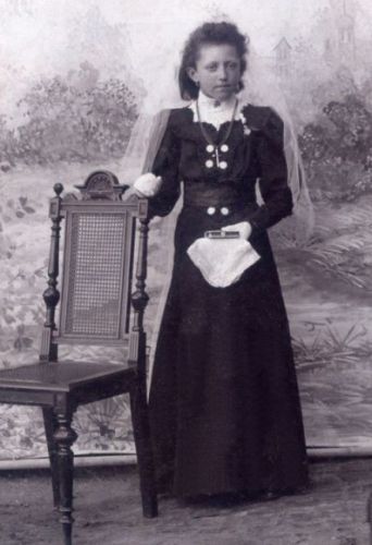Dochter Elisabeth Arnoldina (Bet) bij de eerste communie. foto collectie Piet Nies