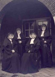 Zusters van Driel. Vlnr.: Celestine, Jacobine, Theresia en Annemarie.