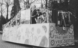 Carnavalswagen 1961 Groep hulppolitie.