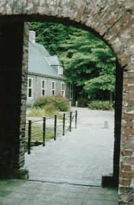 Het Dinghuis vanuit de kasteelruïne in 1987.