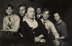 Weduwe Anna G.M. Lapoutre-Delfgaauw met haar kinderen. Klik op het icoon voor meer informatie