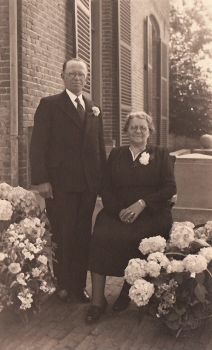 Echtpaar Johannes van den Eijnde en Geertruida van den Heuvel bij hun 40 jarig huwelijk, 17 juni 1947.