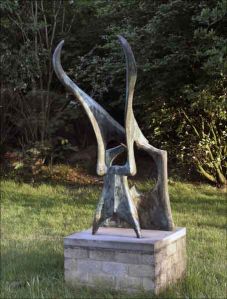 Staande Antilope 1997 - bronzen beeld, 149x88x71 cm, geabstraheerde symmetrische antilope