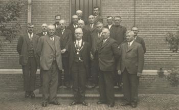 Gemeentebestuur 1931-1935, Toon voorlaatste rij rechts. foto collectie gemeente Deurne