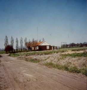 Noodwoning van de familie Van der Heijden aan de Muggenhoek (Flemingstraat). foto collectie gemeente Deurne