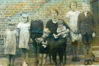 Vlnr. Annie, Zus, Toon, daarvoor Martien, moeder met Willie op schoot, Net en Grard in 1940. foto collectie Piet Hoebergen