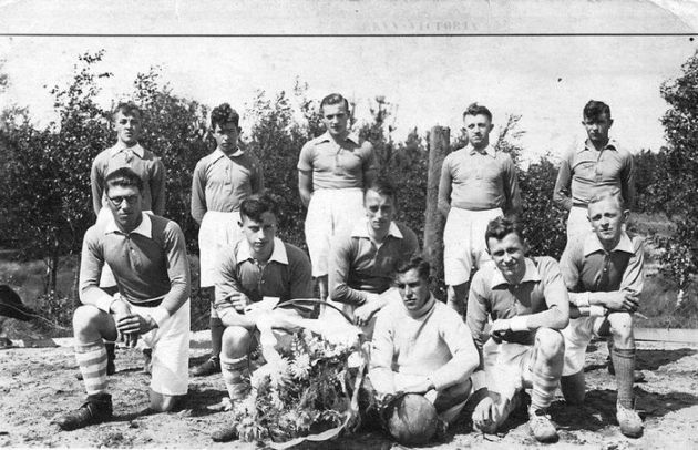 Mies linksachter op de foto voetbalde in zijn jeugdjaren bij Voetbalvereniging Victoria te Liessel. Fotocollectie TdC