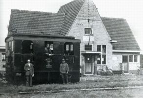 De tramhalte in Deurne met H. Althuizen als stationschef.