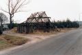 Afbraak van de boerderij Willig 8 in 1986, met op de voorgrond de vooralsnog gespaarde vervallen schaapskooi.