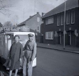 Melkboer Harry Louwers met zijn vrouw Pauline Engelen bij het melkwagentje. Foto: collectie Pauline Louwers.