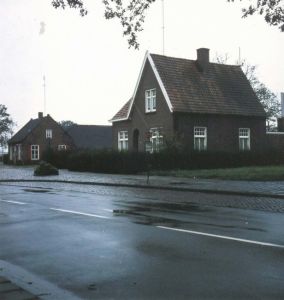 Op de achtergrond Schutsboom 4 in 1974 foto collectie gemeente Deurne