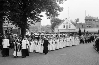 Begrafenisstoet op de Markt. Foto: collectie Ton Hartjens Klik op de foto's voor meer informatie