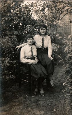 Cor en Rie Wessing in KJM-uniform foto collectie Lambert Goossens
