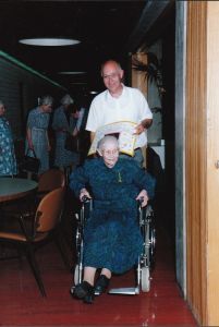 Grada van den Heuvel-Berkers met zoon Harrie in 1992 foto's collectie Maria Berkers
