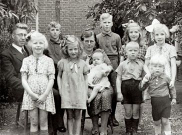 Het gezin in 1940. Klik op de foto voor de namen. Foto's op deze pagina: collectie familie Tielens-van Baars