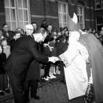 Met burgemeester Hoebens bij het gemeentehuis