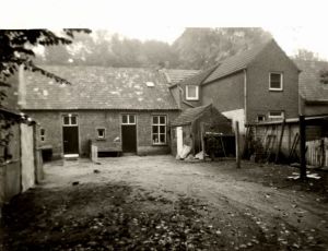 Achterkant van voormalige boterfabriek nrs. 28 en 30.