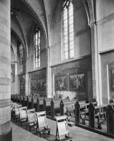 Interieur met gevel van de zuid zijbeuk naar het oosten van Sint-Willibrorduskerk van de oude parochie in Deurne voor de restauratie van 1961 tot 1964