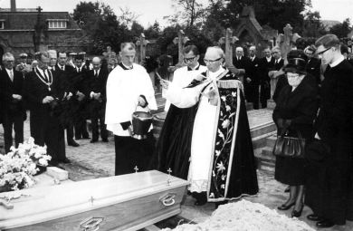 Kerkhof St. Willibrorduskerk: begrafenis van wethouder Antoon Swinkels, met kapelaan Westerlaken. Foto: collectie RHCe.