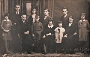 Gezin van den Eijnde bij het 25 jarig huwelijksfeest, 17 juni 1932.