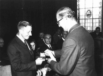 Piet van Dijk krijgt in 1965 de Gemeentelijke legpenning van Burgemeester Hoebens. Foto: collectie gemeente Deurne