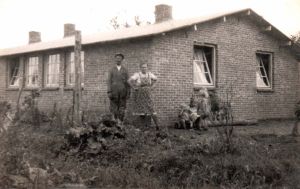 De noodwoning van de familie Tabor-Slomp op een onbekende locatie. foto collectie Anja Tabor-Knol