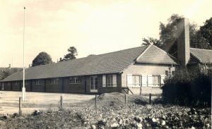 Het schoolgebouw aan de Zandbosweg in 1950
