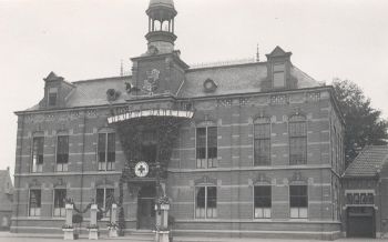 Het versierde en 's avonds verlichte gemeentehuis foto collectie gemeente Deurne