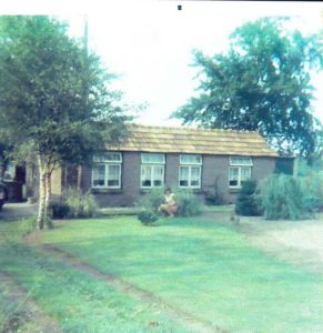 Deze noodwoning, gebouwd door Tinus Seijkens aan de Lissenweg 3, had in de jaren 1960 meerdere bewoners. foto collectie LHE – Jan Goevaerts