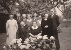 Het echtpaar Vlemmings-Welten met familie, waarschijnlijk bij zilveren huwelijksfeest in 1951. foto collectie Verberne-Welten