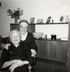 Anna G.M. Lapoutre-Delfgaauw in het bejaardenhuis in Deurne. Foto's: collectie Mv. Lapoutre-Nas