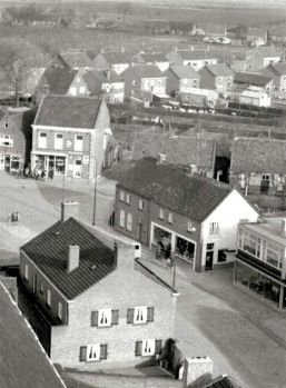 Overzicht Kerkstraat, onder 2e van rechts het winkelpand van Theo Lichteveld. Foto: collectie Jan Steeghs