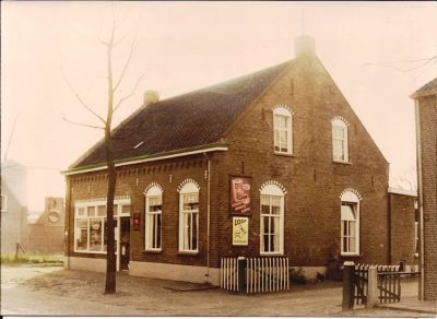 De kruidenierswinkel met bakkerij. foto collectie LHE - Frits Hoeben